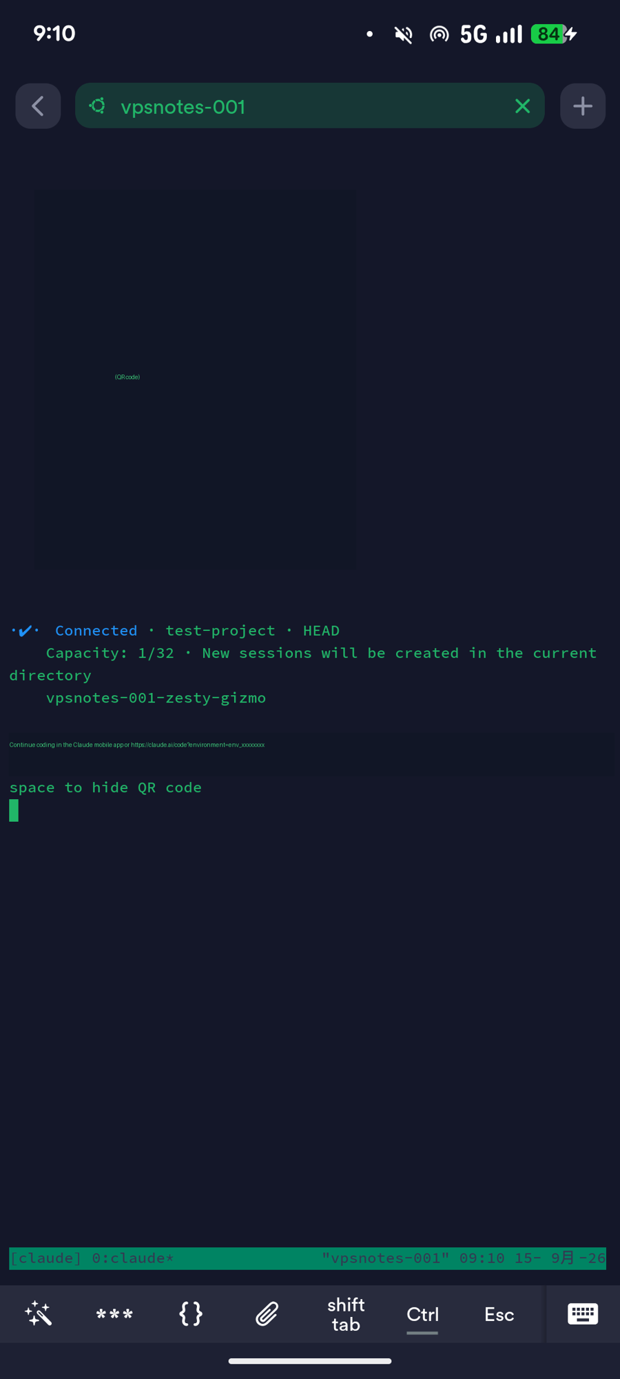 Termius から tmux attach した画面。Remote Control のサーバーが動いている